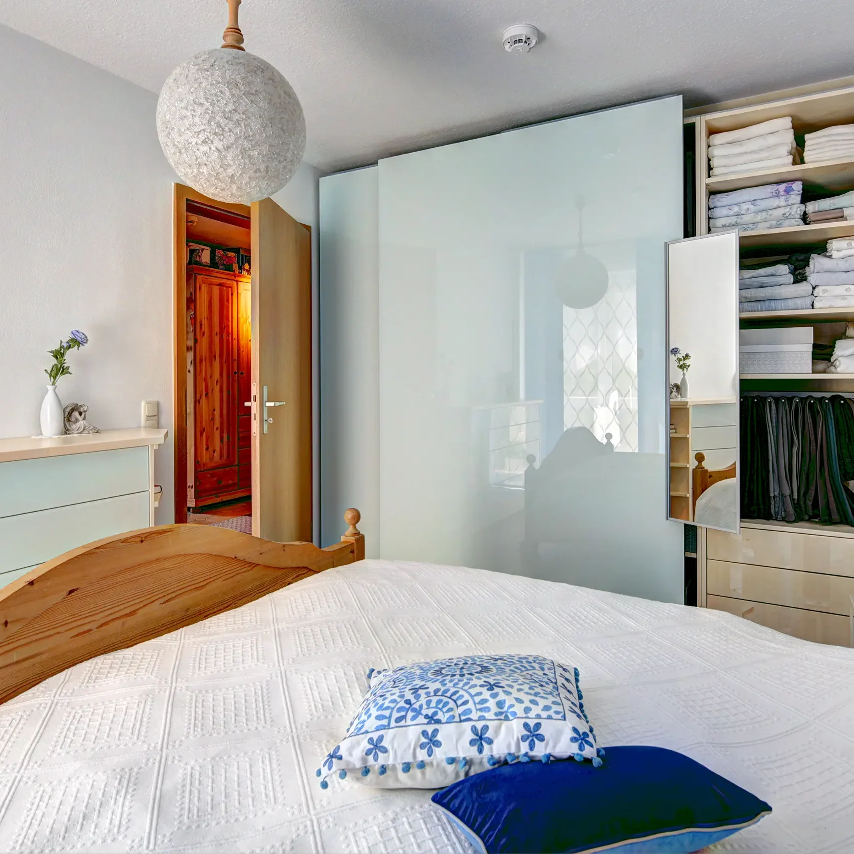 Schlafzimmer mit Schreinermöbel