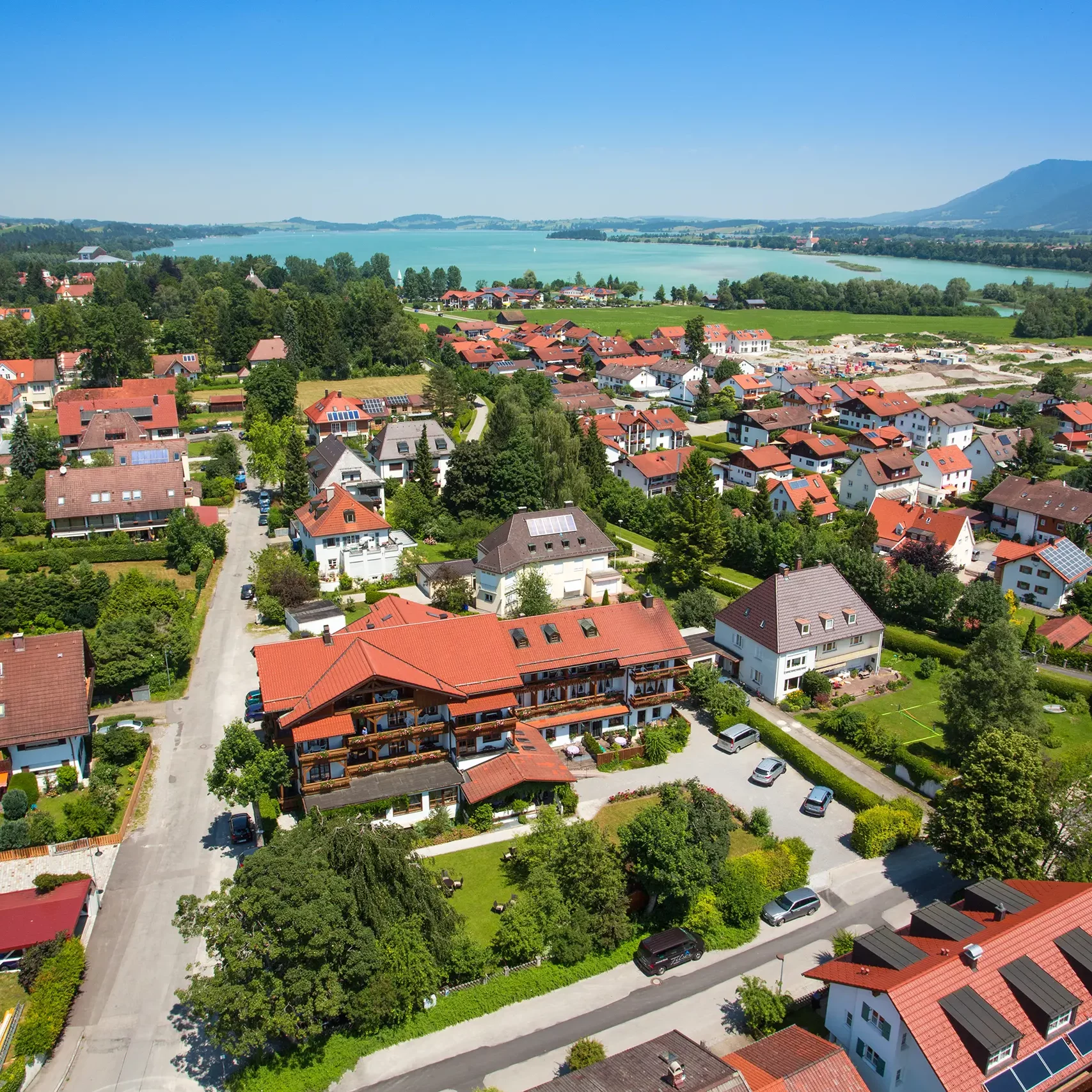 Drohnenaufnahme von Füssener Hotel