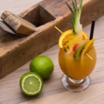 Cocktail mit Holzhobel
