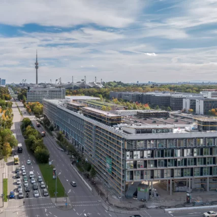 Busbetriebshof mit Hochhaus und Olympiastadion in München