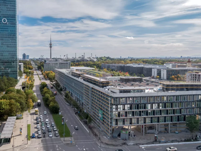 Busbetriebshof mit Hochhaus und Olympiastadion in München