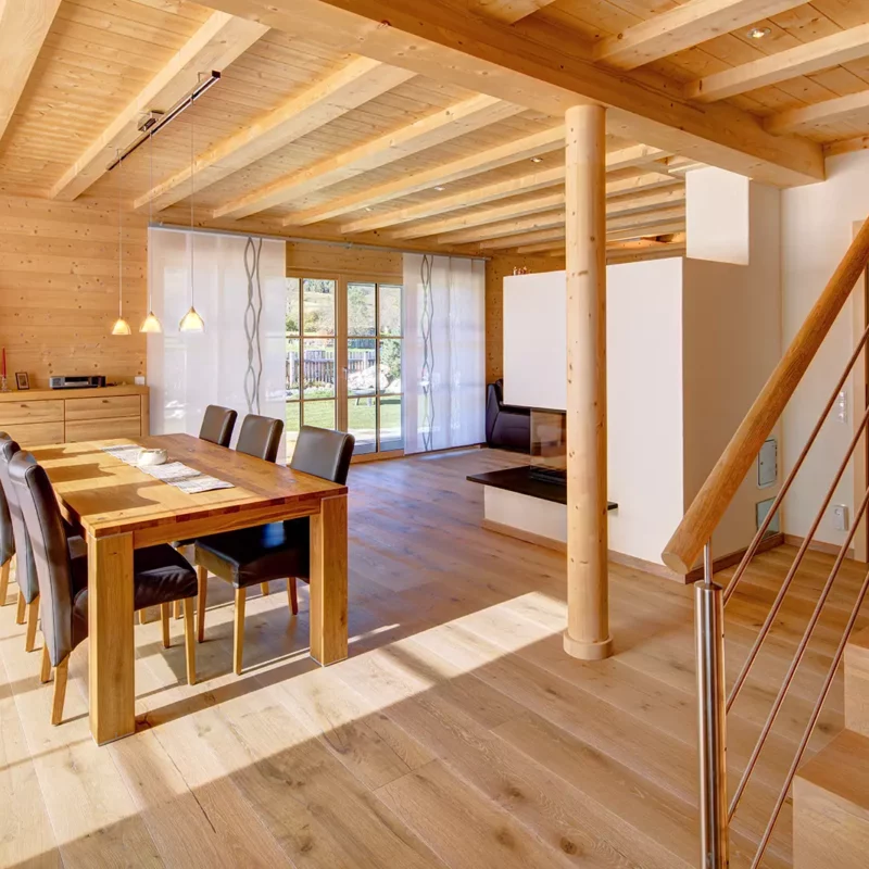 Wohnzimmer eines Holzhauses