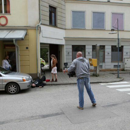 Bavaria Film Studios mit Kameramann und Darsteller