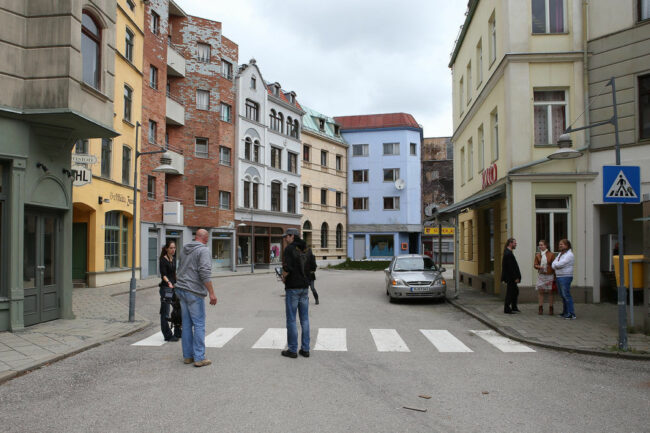 Bavaria Film Studios mit Kameramann und Darsteller