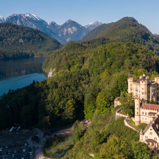 Schloß Hohenschwangau mit Alatsee