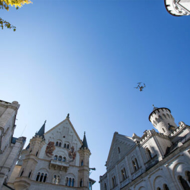 Schloß Neuschwanstein mit Kameradrohne DJI Inspire im Innenhof