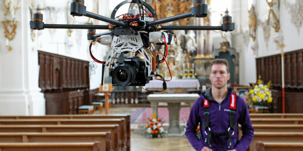 Drohne und Pilot in der Stadtpfarrkirche Schongau