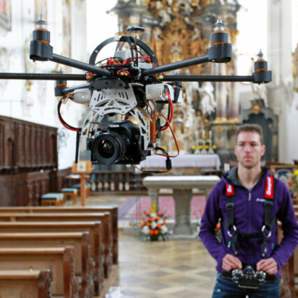 Drohne und Pilot in der Stadtpfarrkirche Schongau