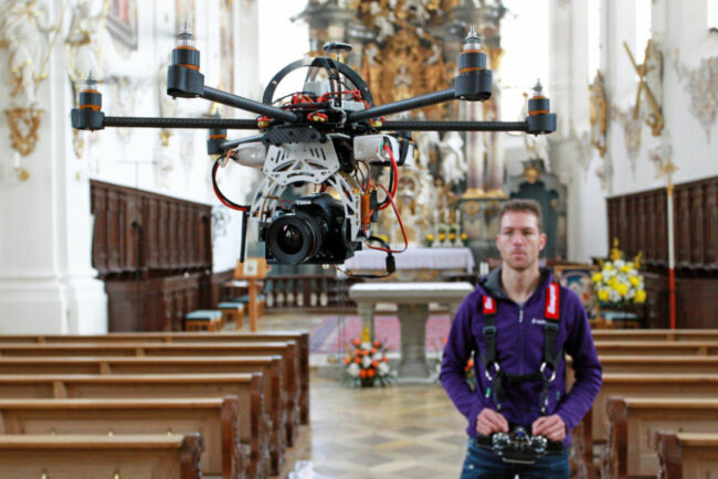 Drohne und Pilot in der Stadtpfarrkirche Schongau