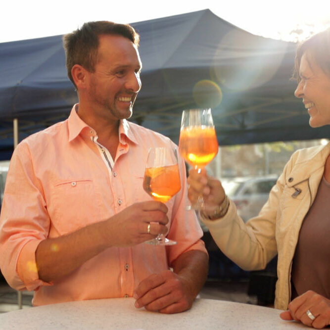 zwei Personen auf dem Markt in Füssen it Cocktail