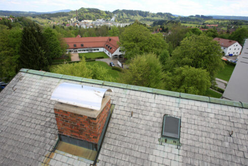 Inspektion mit einer Drohne an einer Kirche