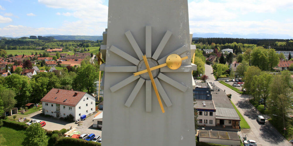 Inspektion mit einer Drohne an einer Kirche