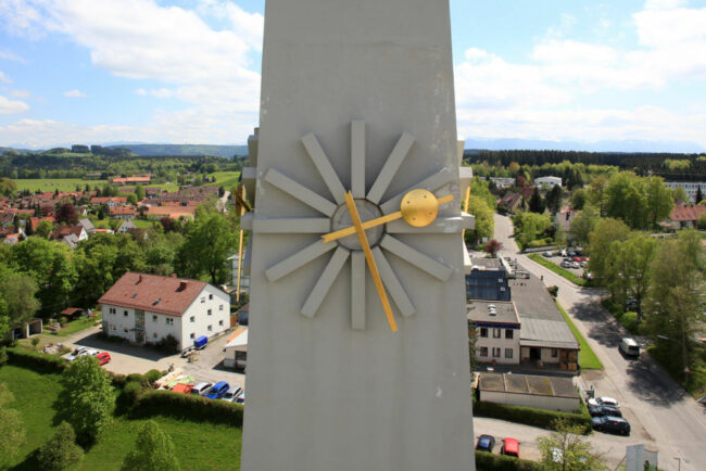 Inspektion mit einer Drohne an einer Kirche