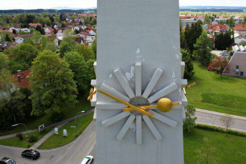 Inspektion mit einer Drohne an einer Kirche