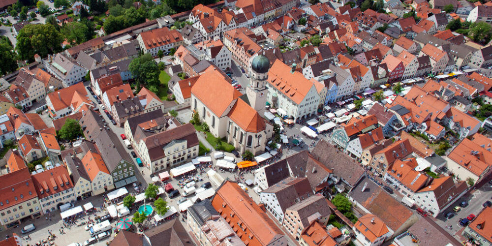 Marktsonntag in Schongau aus der Luft