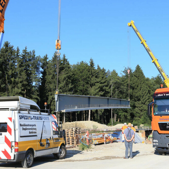 Einheben eines Brückenträgers in Hohenpeißenberg