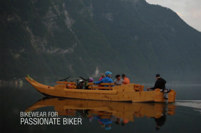 Holzboot mit Bikern auf dem Hallstätter See