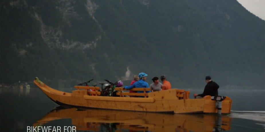 Holzboot mit Bikern auf dem Hallstätter See