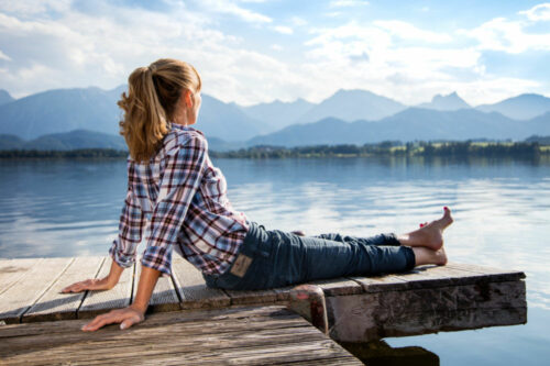 Person auf Steg am Hopfensee im Allgäu