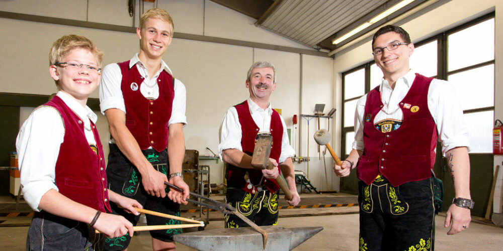 Musiker mit Instrument vor Ambos