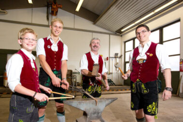 Musiker mit Instrument vor Ambos