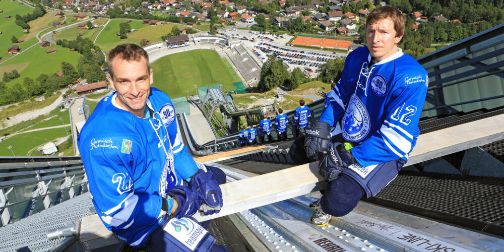 Spieler des SC Riessersee auf der Skisprungschanze