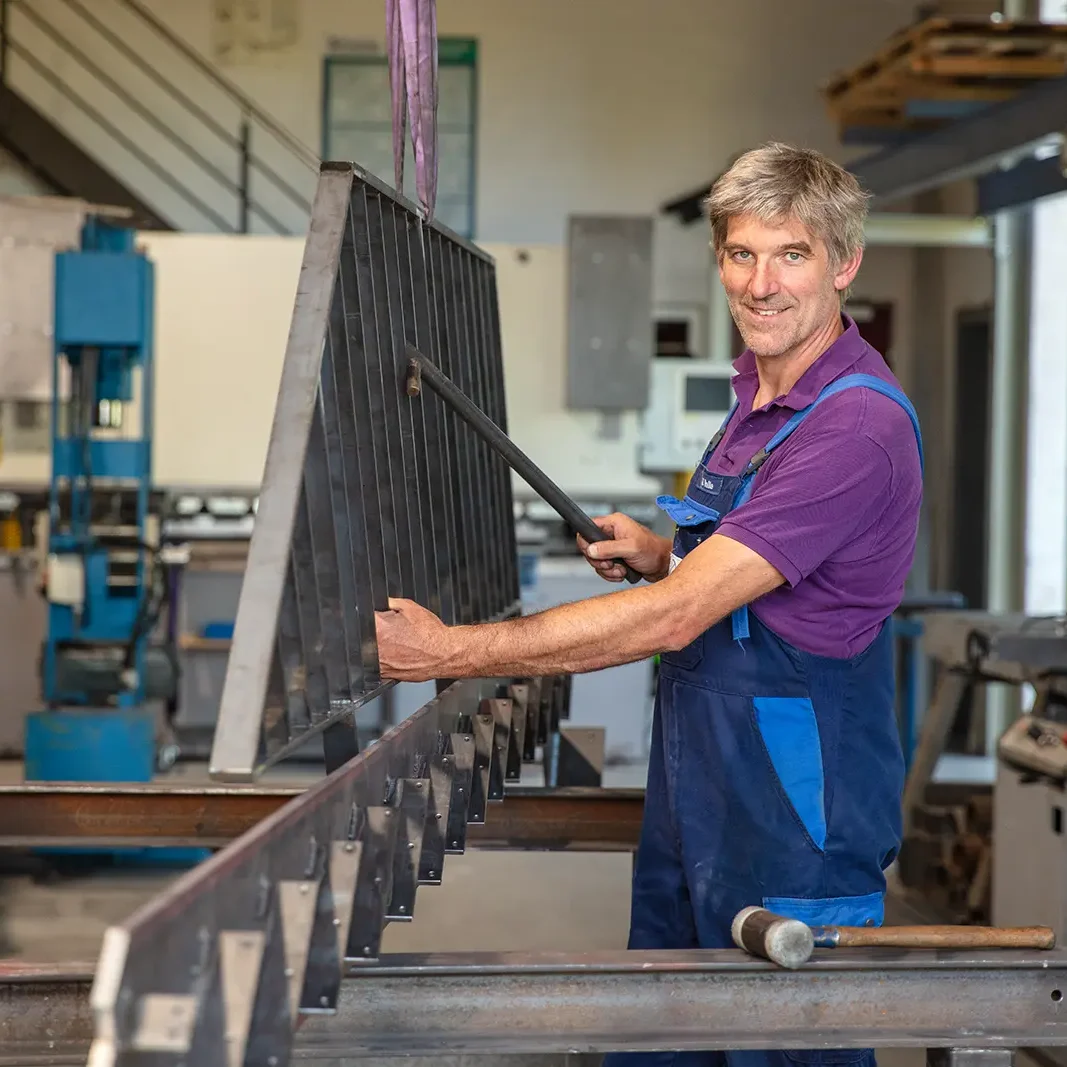 Mann in der Werkstatt einer Schlosserei