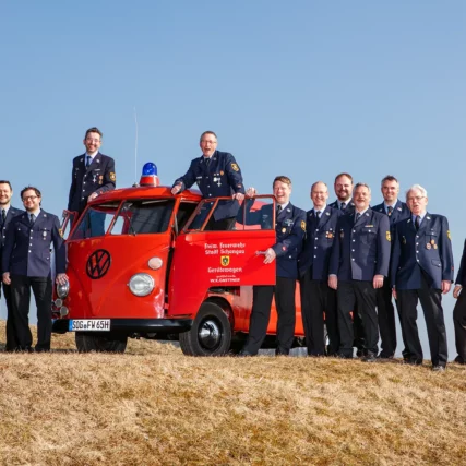 Gruppenfoto Feuerwehr mit T1 Bus