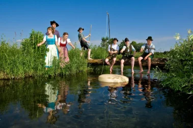 Gruppenfoto am Bach mit Käseleib im Bach