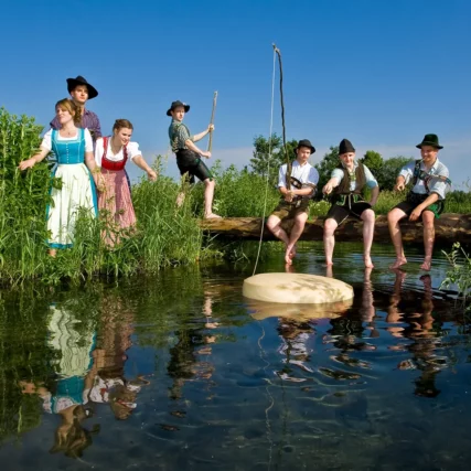 Gruppenfoto am Bach mit Käseleib im Bach