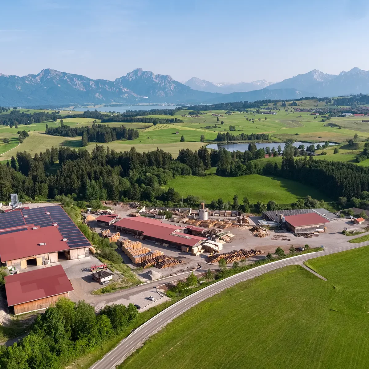 Sägewerk mit Bergpanorama bei Roßhaupten