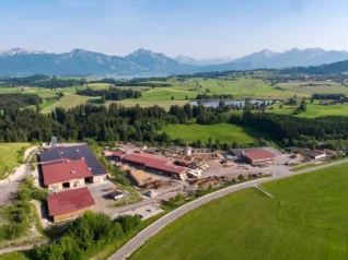 Sägewerk mit Bergpanorama bei Roßhaupten