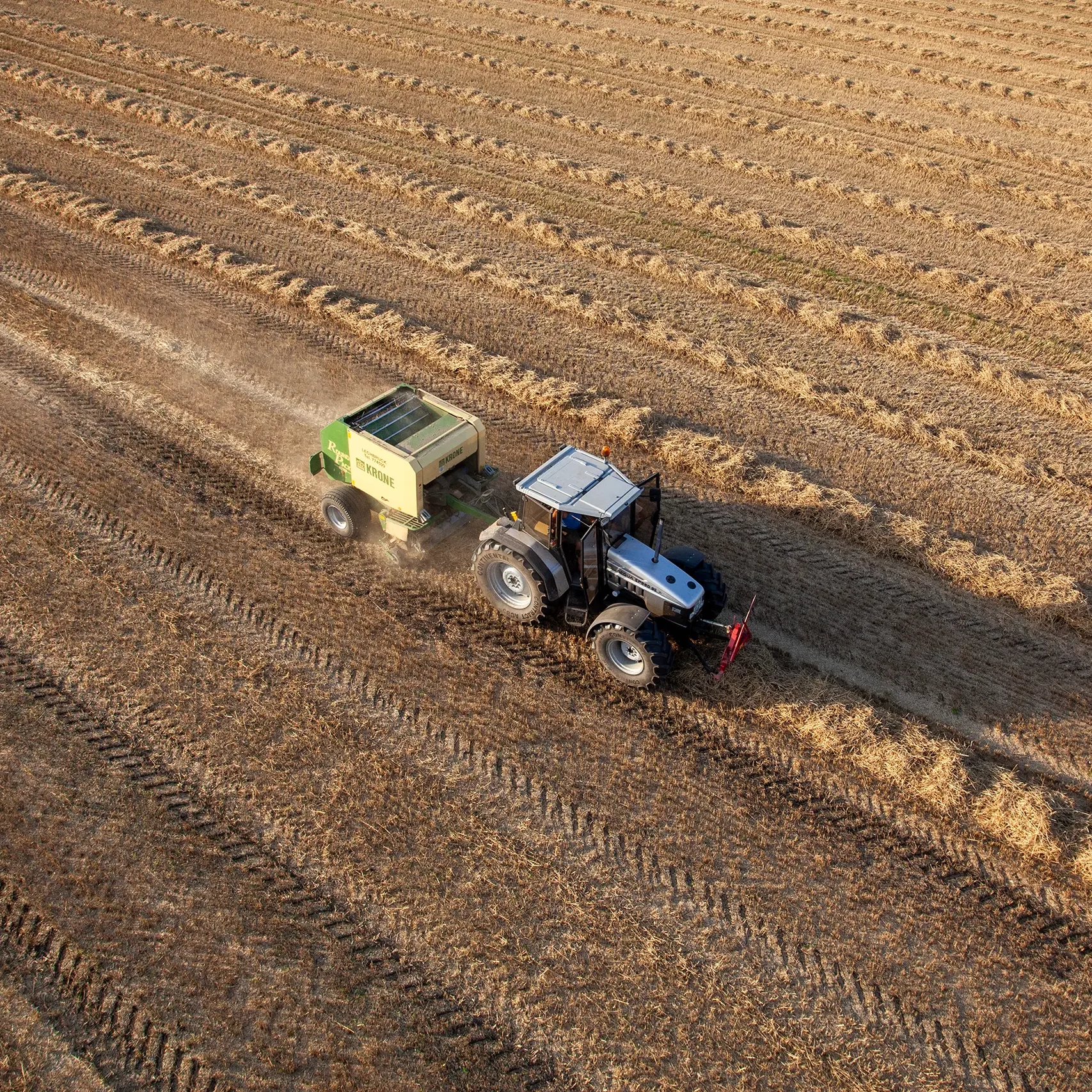 Traktor bei der Feldarbeit