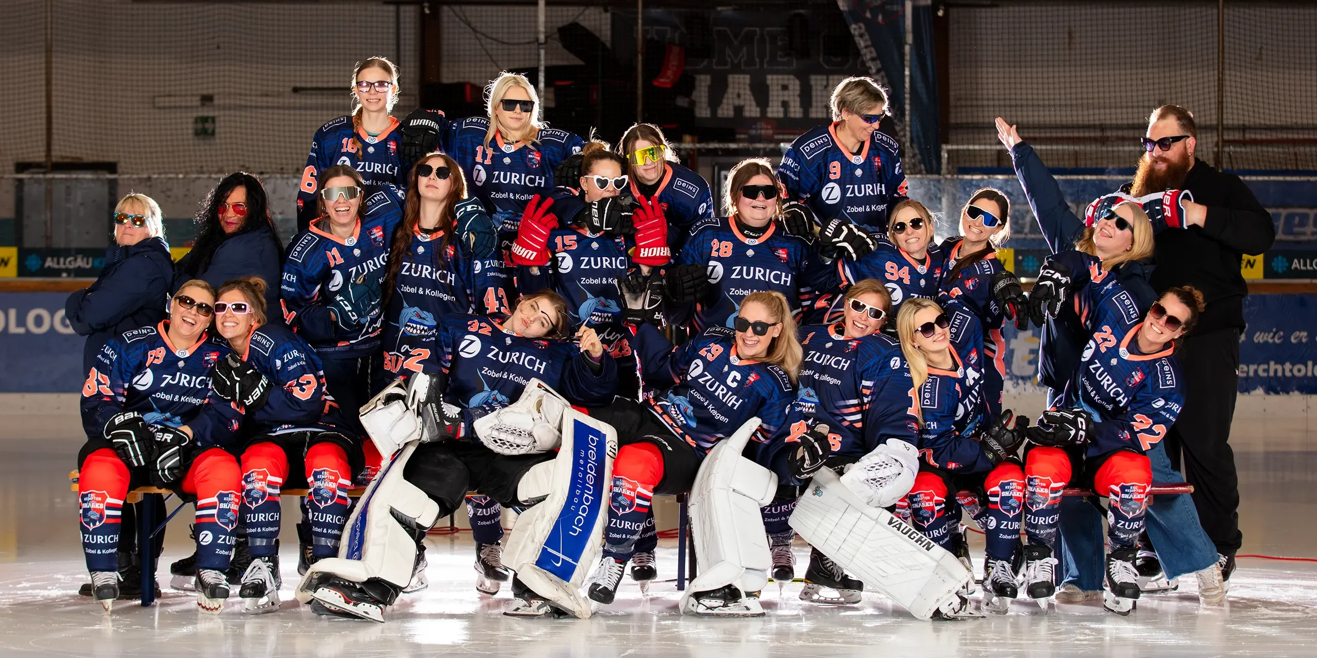 Eishockey Damenmannschaft ESC Lady Sharks Kempten beim Teamfoto mit Sonnenbrillen