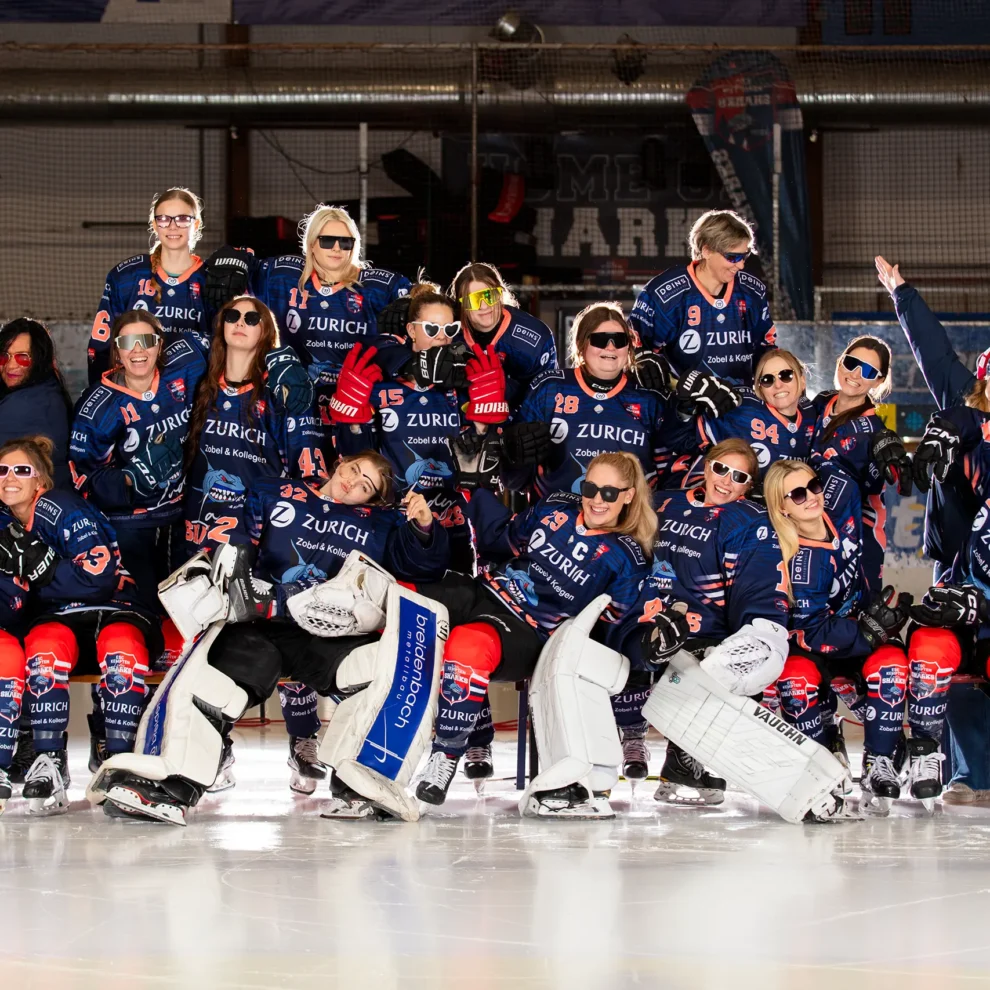 Eishockey Damenmannschaft ESC Lady Sharks Kempten beim Teamfoto mit Sonnenbrillen
